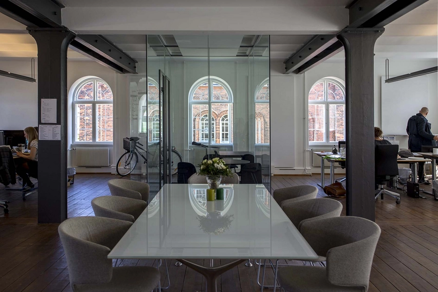 Beklædningsmagasinet - Rainmaking Loft Mødelokale i bygningens nordlige ende