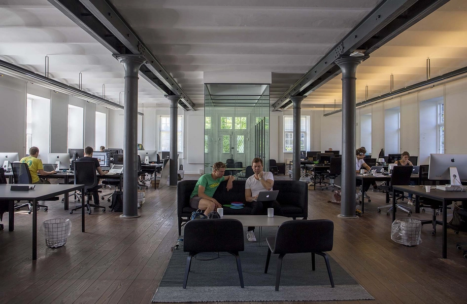 Beklædningsmagasinet - Rainmaking Loft Kontorlandskab i bygningens sydlige ende, stueetage