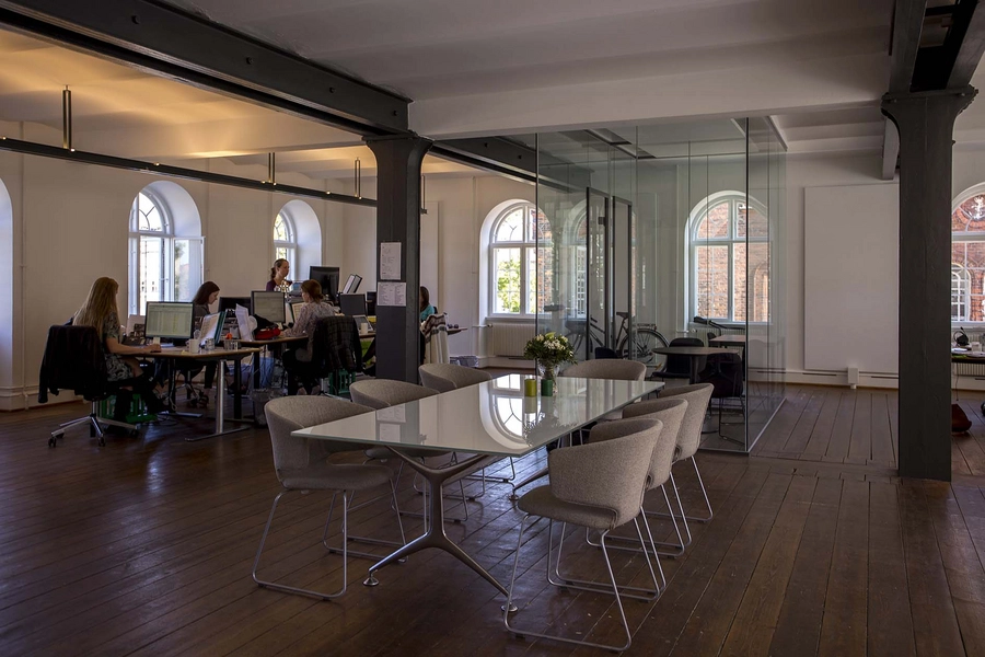 Beklædningsmagasinet - Rainmaking Loft Kontorlandskab i bygningens nordlige ende