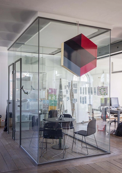 Beklædningsmagasinet - Rainmaking Loft Glasbox i kontorlandskab