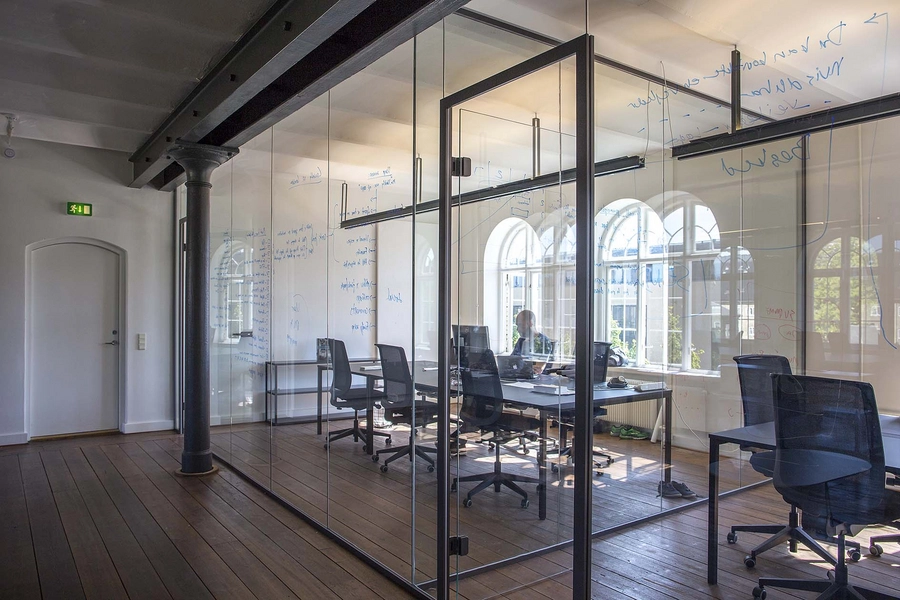 Beklædningsmagasinet - Rainmaking Loft Glasvæg