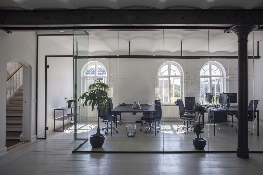 Beklædningsmagasinet - Rainmaking Loft Glasvæg