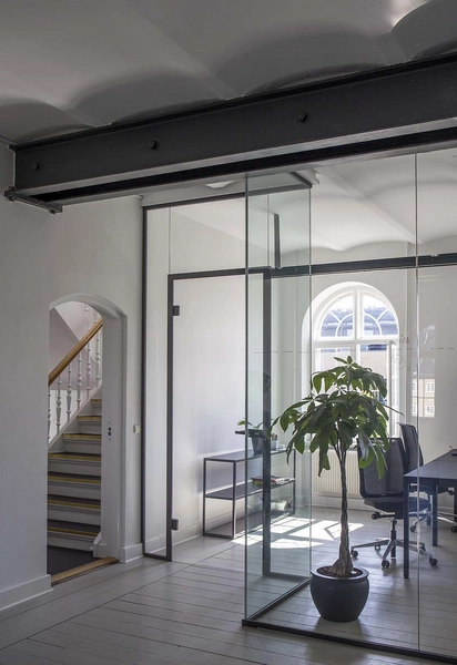 Beklædningsmagasinet - Rainmaking Loft Glasvæg