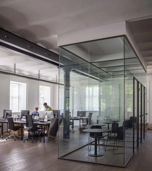 Beklædningsmagasinet - Rainmaking Loft Glasboks i kontorlandskab