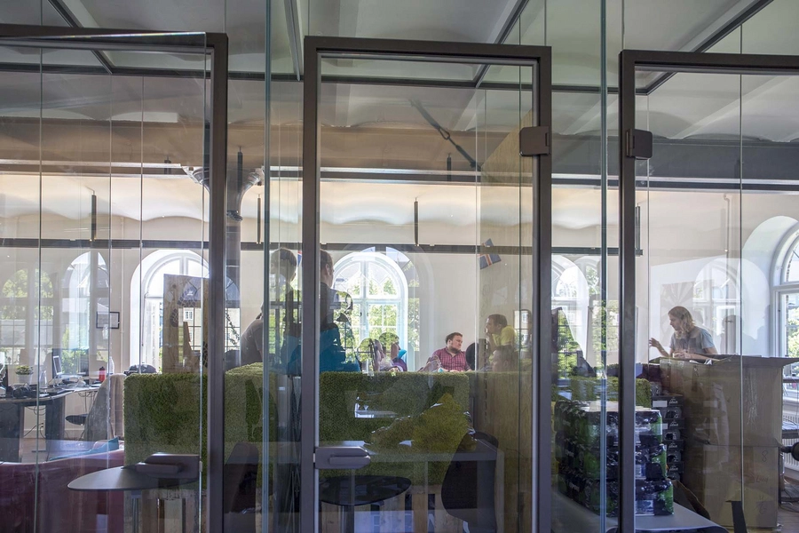 Beklædningsmagasinet - Rainmaking Loft Detalje, glasvæg