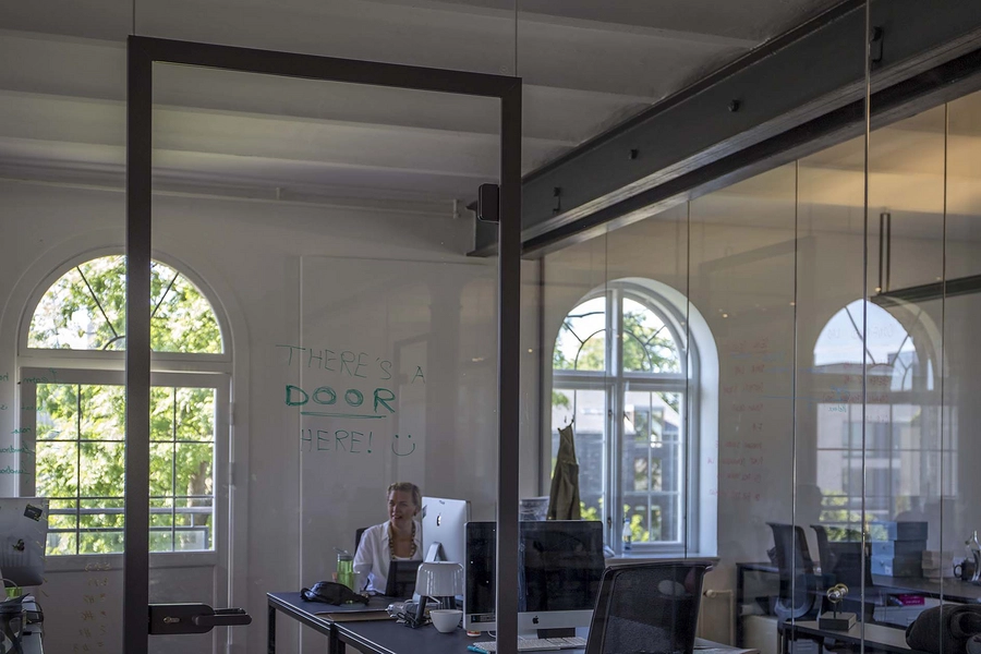 Beklædningsmagasinet - Rainmaking Loft Detalje, glasvæg