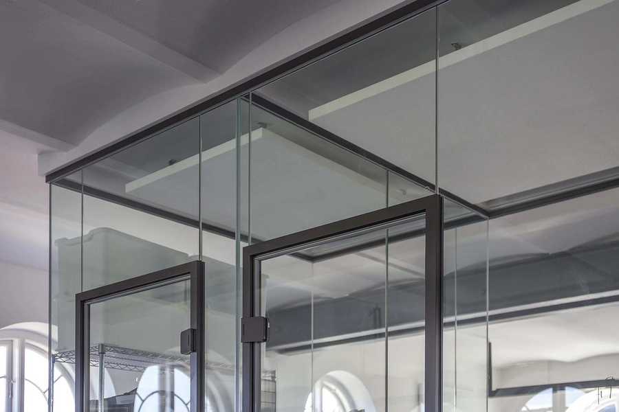 Beklædningsmagasinet - Rainmaking Loft Detalje, glasvæg