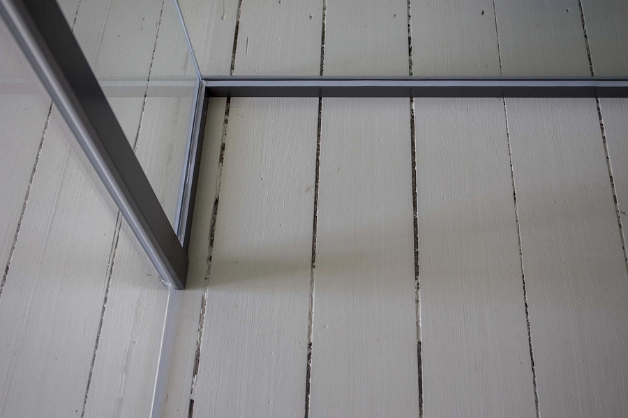 Beklædningsmagasinet - Rainmaking Loft Glasvæg møder gulv