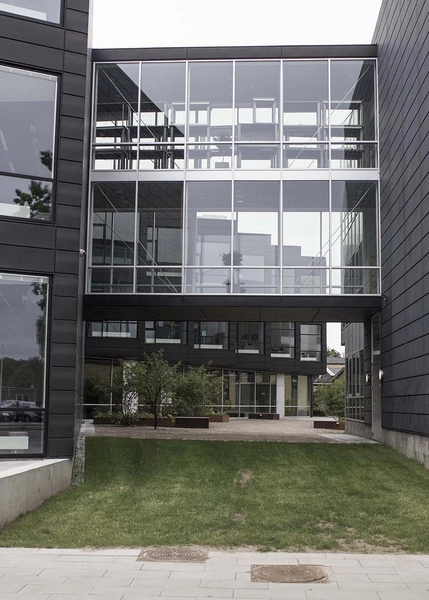 VUC Campus Vejle Svalegangen som forbinder den nye bygning til den ældre.