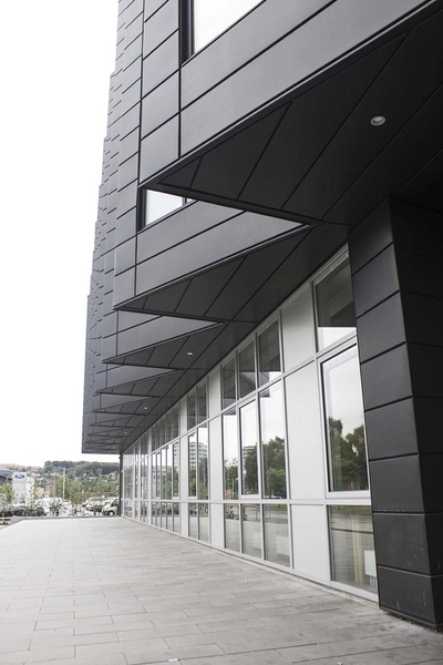 VUC Campus Vejle Udhænget; et af bygningens arkitektoniske elementer.