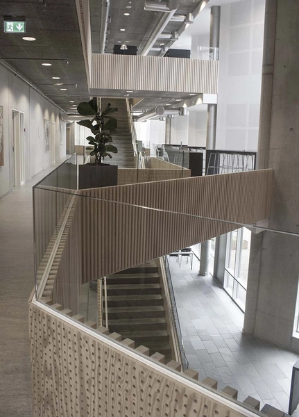 VUC Campus Vejle Overblik over de 3 etager, med trappen som kernen i midten.