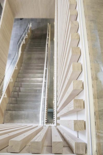 VUC Campus Vejle Trappens lamelbelædning opad de rå betontrin.