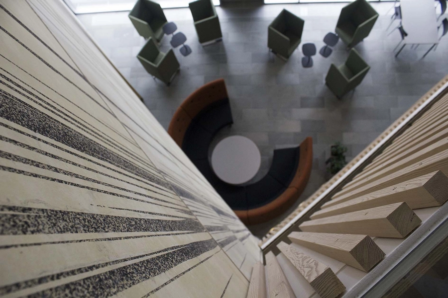 VUC Campus Vejle Detalje billede af beton/granit væg samt trælameller på gelænderet.