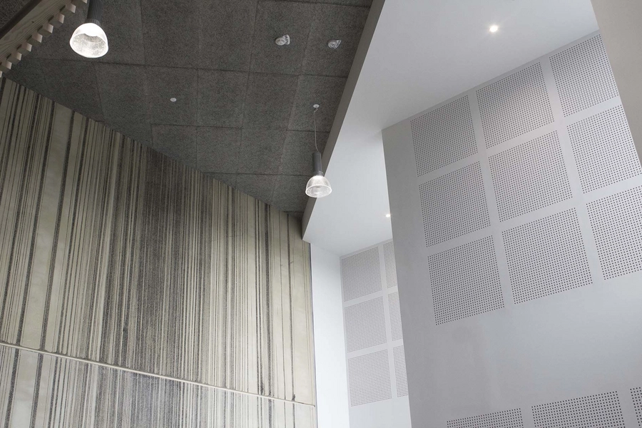 VUC Campus Vejle Forskellige materialer mødes og giver rummet karakter.