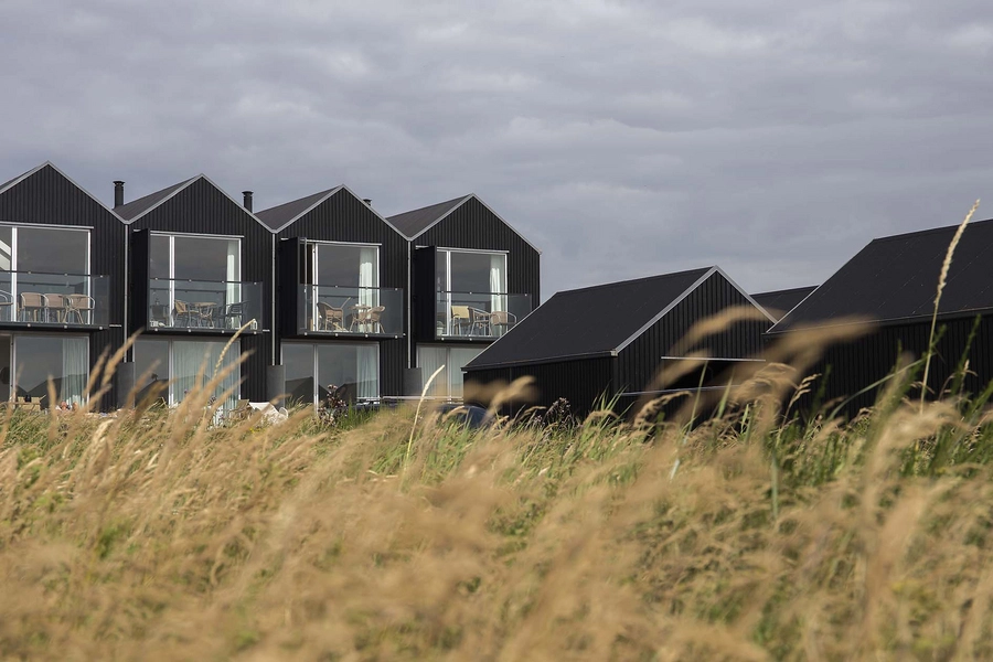 Slusehusene - Hvide Sande Sluse ferieboliger Sydvendt gavl, feriehuse i to etager set fra stranden