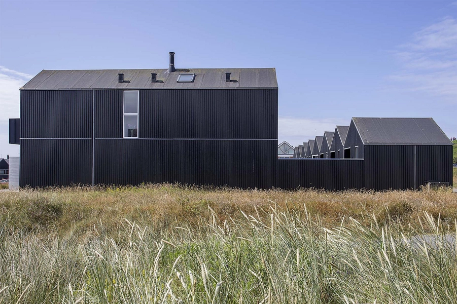 Slusehusene - Hvide Sande Sluse ferieboliger Facade mod øst, feriehus i to etager