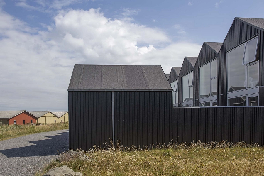 Slusehusene - Hvide Sande Sluse ferieboliger Feriehuse med havnemiljø i baggrunden