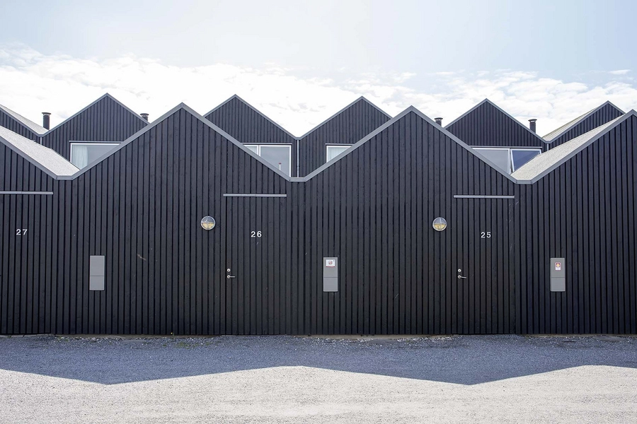 Slusehusene - Hvide Sande Sluse ferieboliger Gavlmotiv set fra vejen