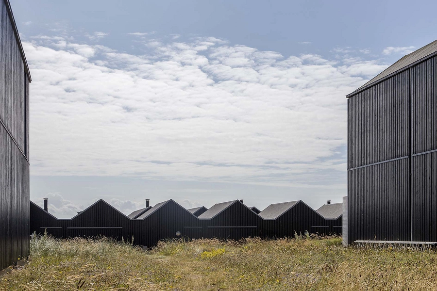 Slusehusene - Hvide Sande Sluse ferieboliger Blik fra to etagers bebyggelse ned mod feriehuse i én etage