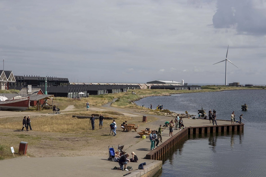 Slusehusene - Hvide Sande Sluse ferieboliger Udblik over bebyggelsen fra slusebroen