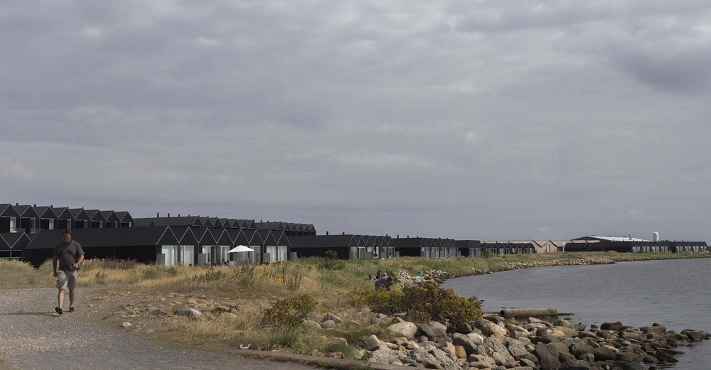 Slusehusene - Hvide Sande Sluse ferieboliger Stranden med bebyggelsen i baggrunden