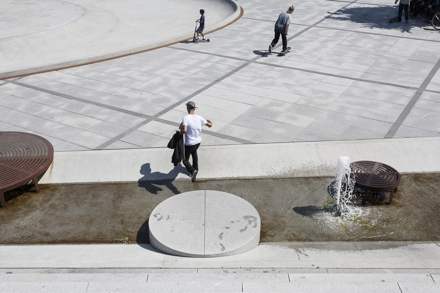 Israels Plads Trin over vandløbet