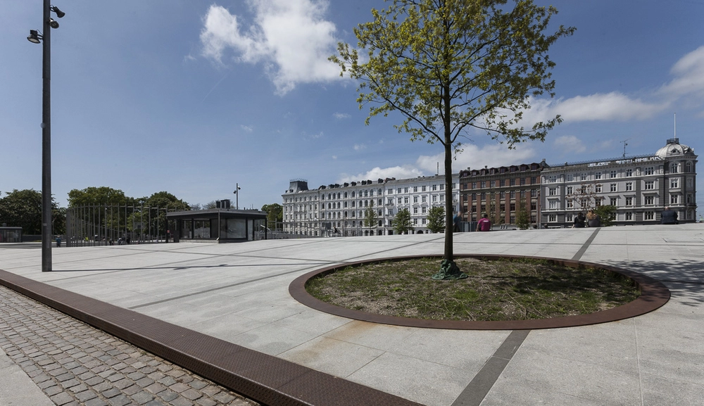 Israels Plads Rund plantekasse og cortenkant