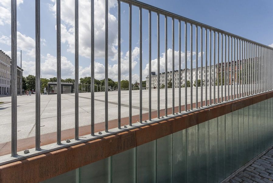 Israels Plads Matteret glas ind til parkeringskælderen