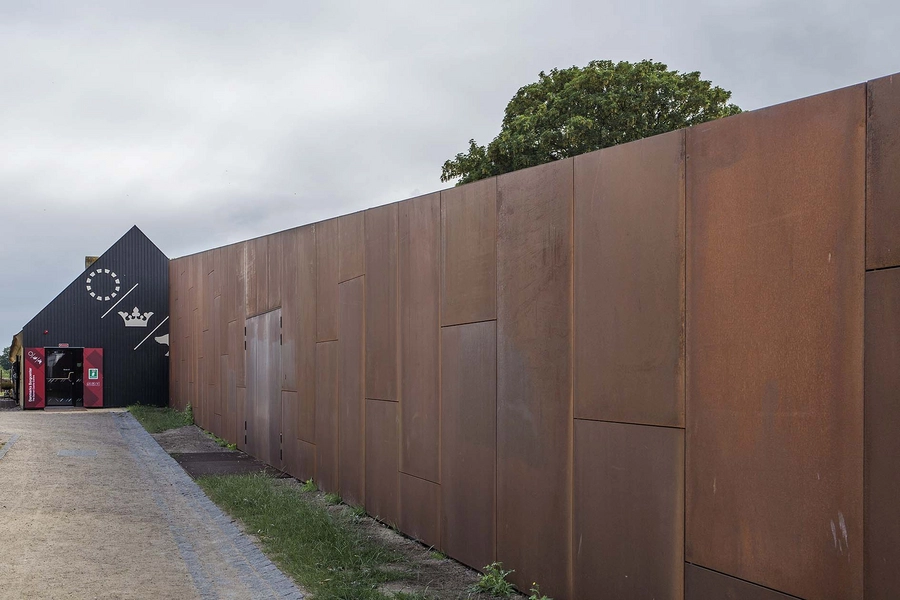 Danmarks Borgcenter bygningen og den nye gavl på det eksisterende bindingsværkshus set fra nord