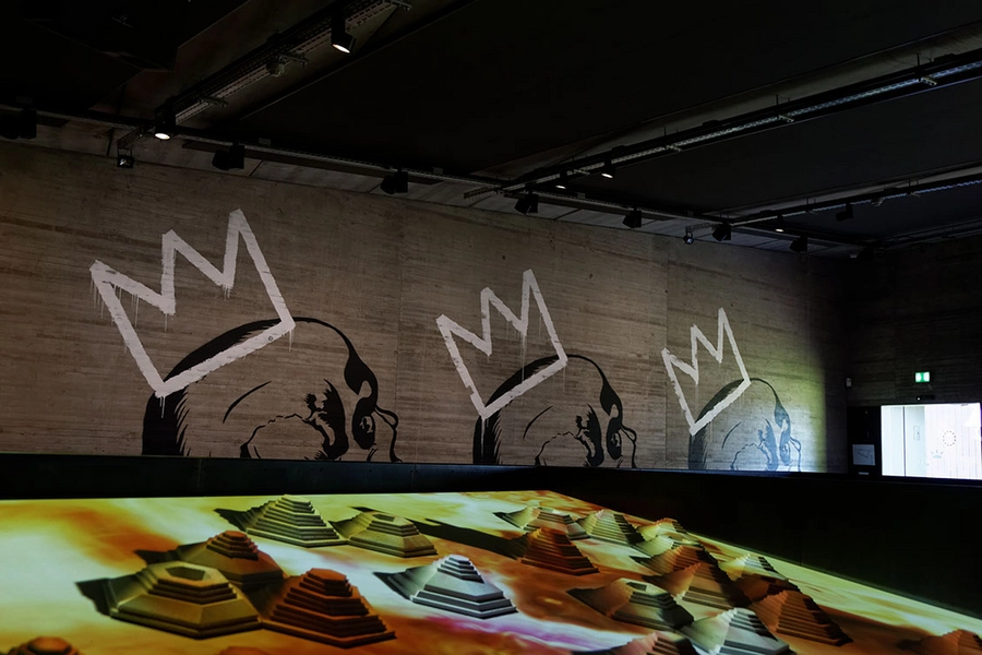 Danmarks Borgcenter Udstillingsbygning, interior. Grafitti af Pøbel