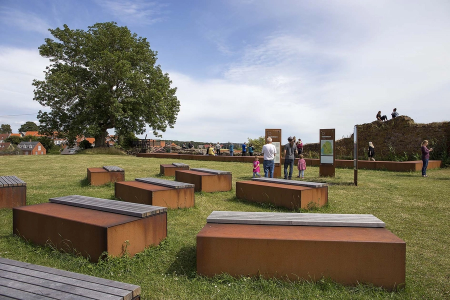 Danmarks Borgcenter Højborgen, bænke i parken