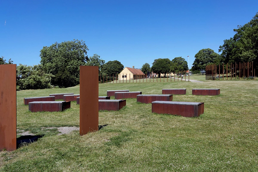 Danmarks Borgcenter Højborgen, bænke i parken