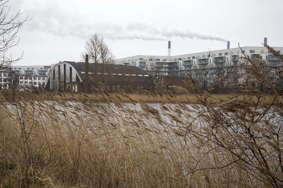 Margretheholm - Udsigten Total set fra vest hen over Stadsgraven, bag Vandflyverhangeren
