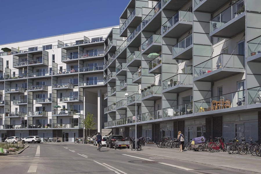 Margretheholm - Udsigten Bebyggelsen set fra vejen, vestfacade