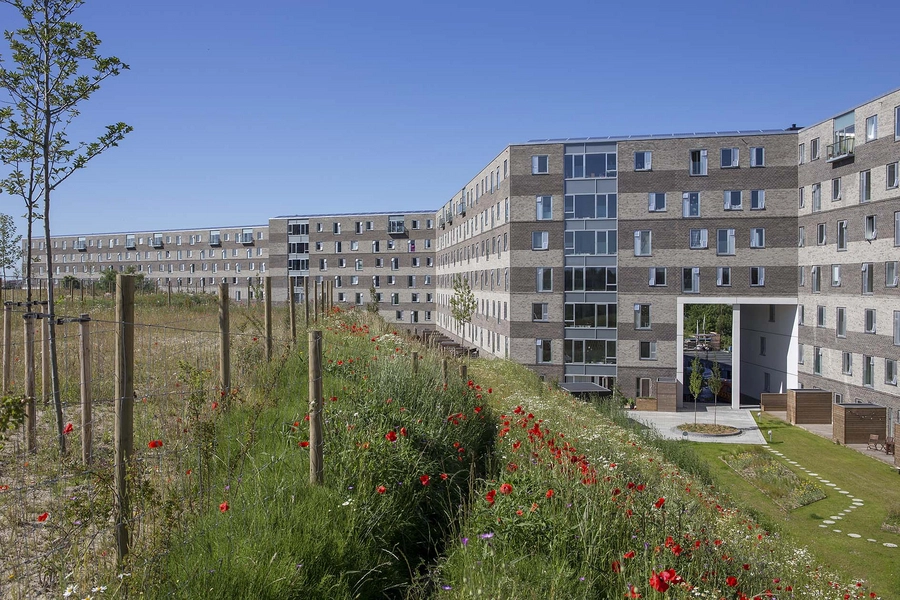 Margretheholm - Udsigten 0bagsideGårdrum mod øst, knækket volumen, gennemskæring