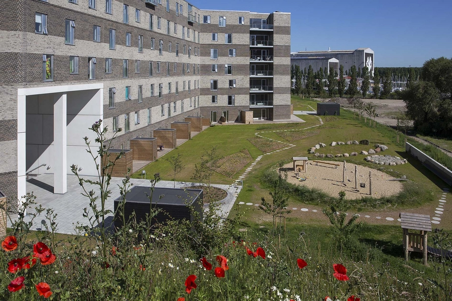 Margretheholm - Udsigten Gårdrum mod øst, legeplads