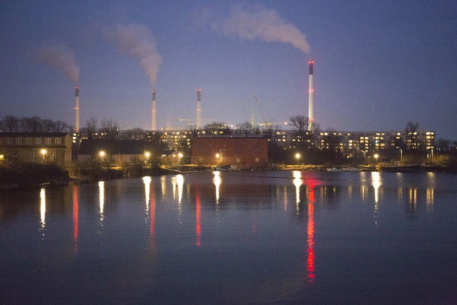 Margretheholm - Udsigten Aftenstemning med Amagerværkets skorstene som arkitektonisk låne-element