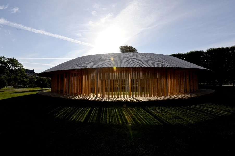 Omkring/Around - Pavillon MAA Set fra vest