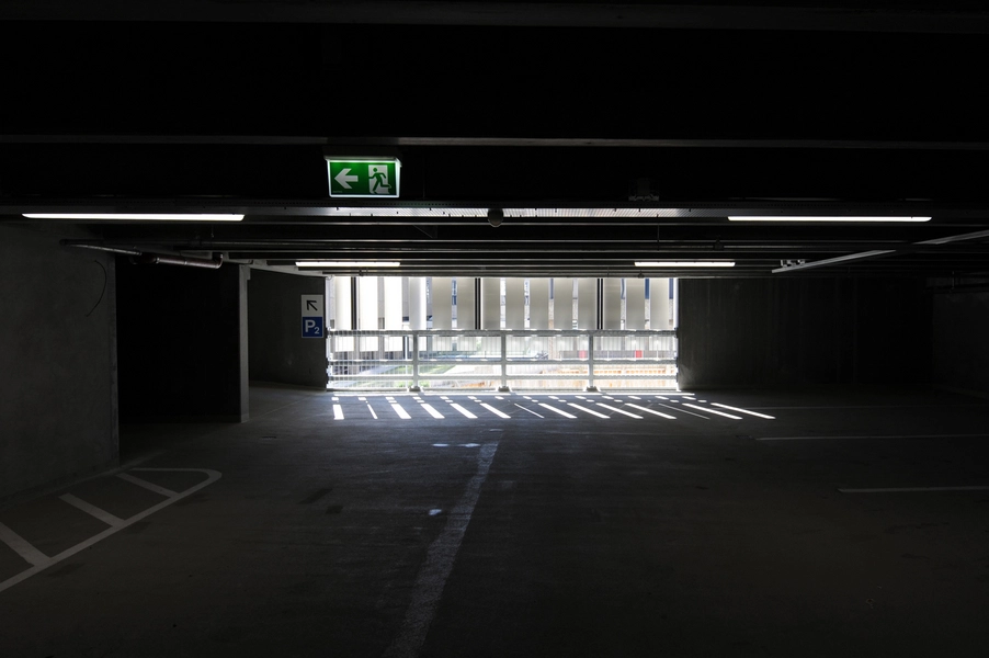 Rigshospitalet - Parkeringshus Anlæg med køreramper til venstre.