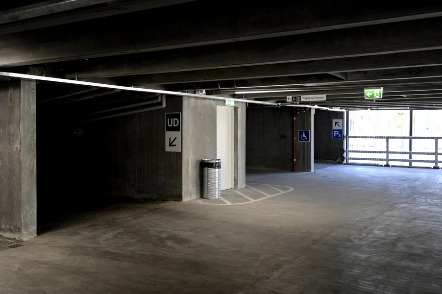 Rigshospitalet - Parkeringshus Det vestlige rampeanlæg med trappe og elevator.