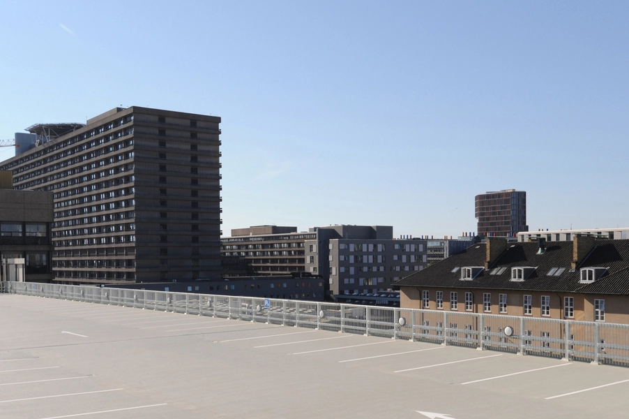 Rigshospitalet - Parkeringshus Fra øverste dæk set mod sydøst med Panumtårnet.