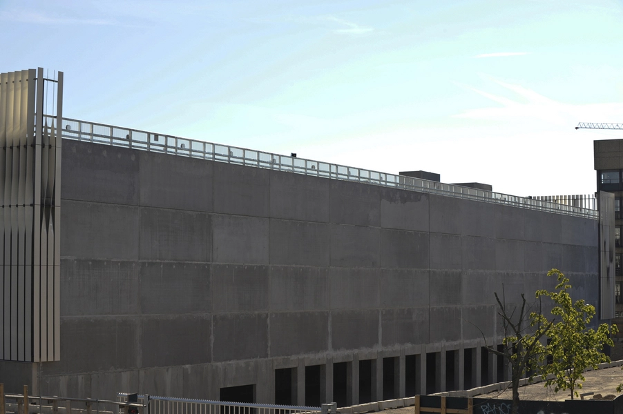 Rigshospitalet - Parkeringshus Bagsiden med ubebygget grund.