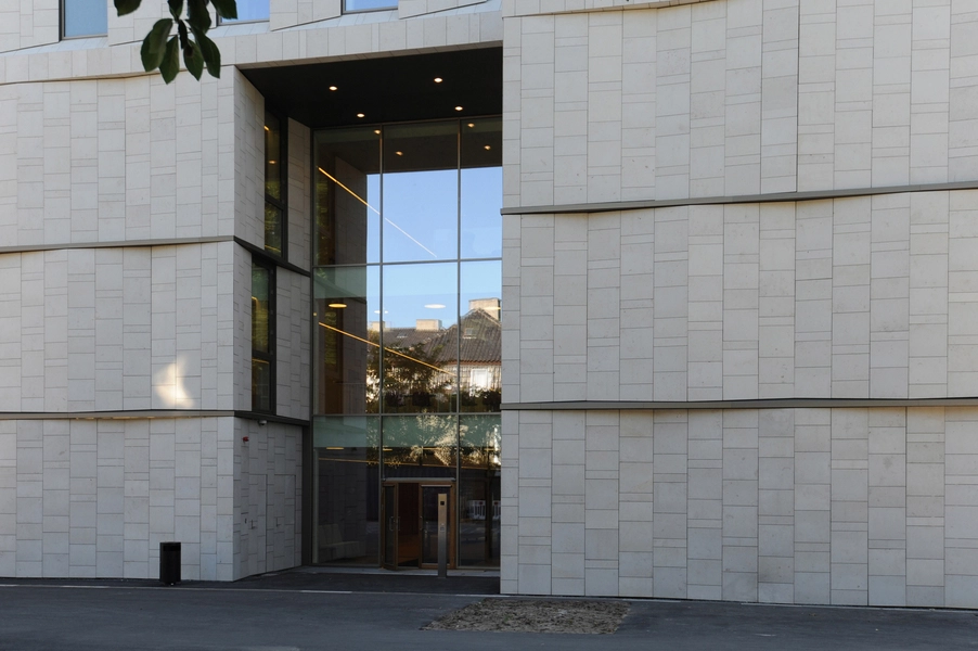 Rigshospitalet - Patienthotel og administration Vestgavl med hovedindgang til patienthotel.