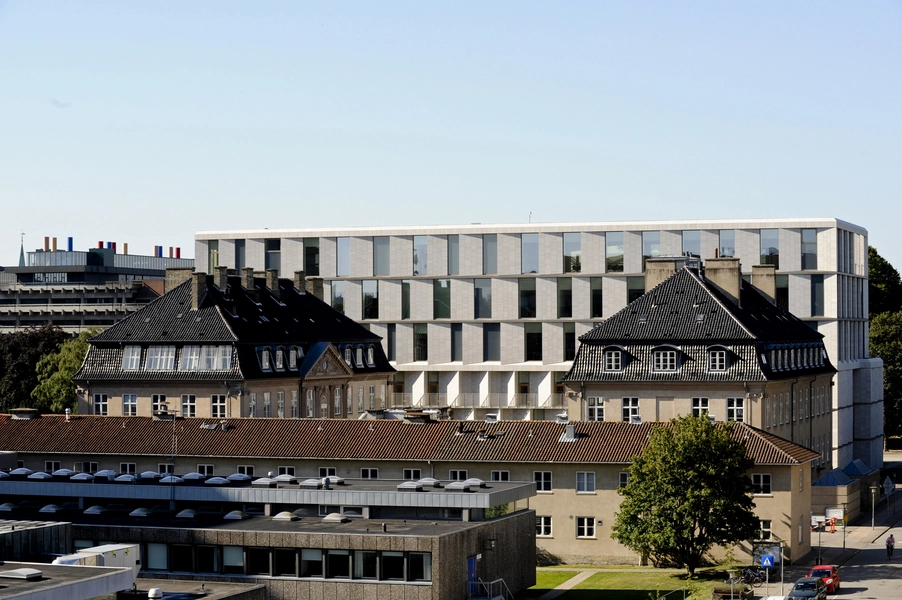 Rigshospitalet - Patienthotel og administration Set fra parkeringshus.