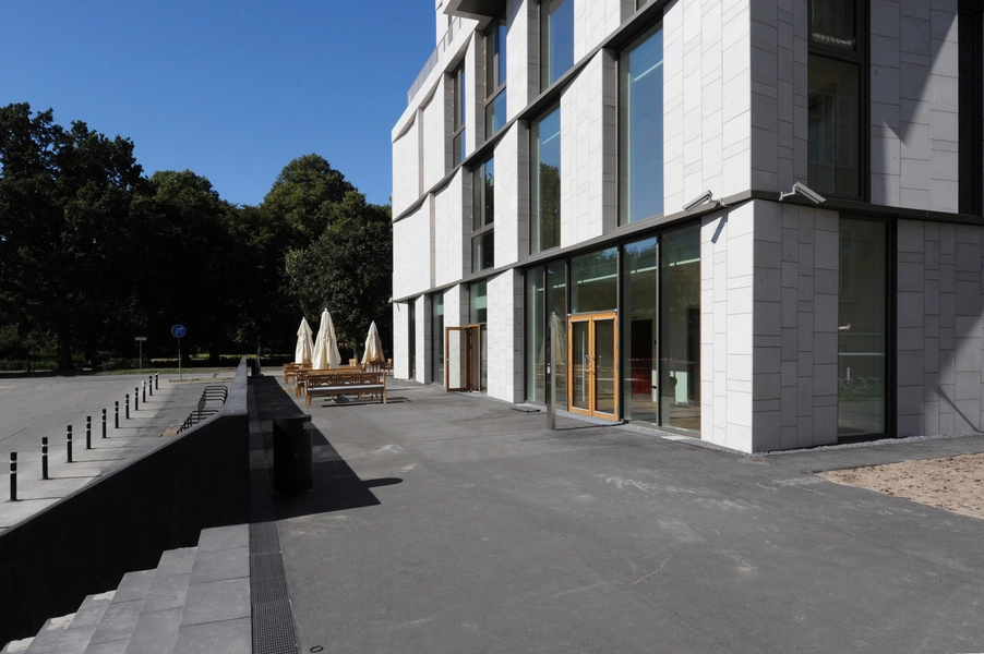 Rigshospitalet - Patienthotel og administration Østgavl med opholdsterrasse.