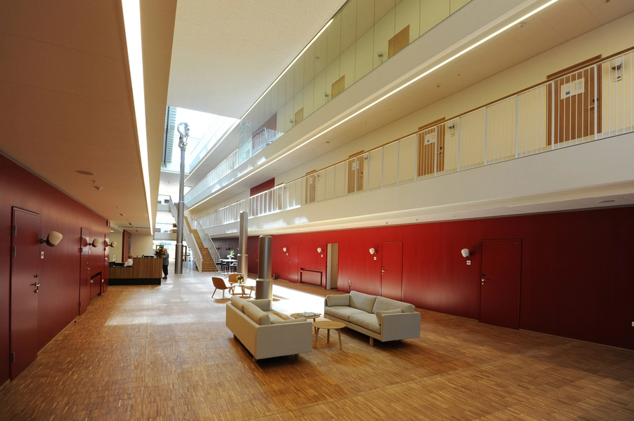 Rigshospitalet - Patienthotel og administration Atrium med reception til venstre og trappe til højre.