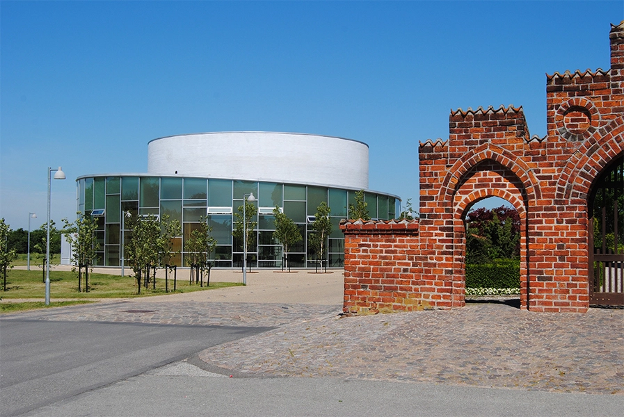 Helligtrekongers Kirke Indgang til Vallensbæk Kirkegård, med Helligtrekongers Kirke i baggrunden