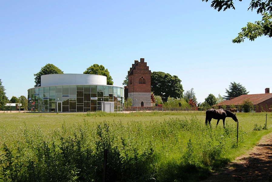 Helligtrekongers Kirke Kirkerne og sognegården set mod øst