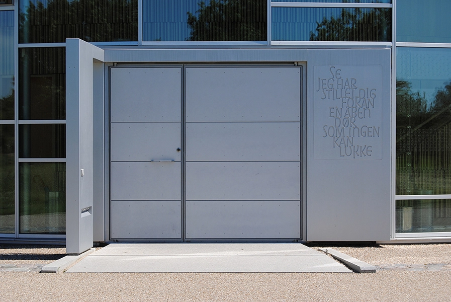 Helligtrekongers Kirke Indgang til kirken