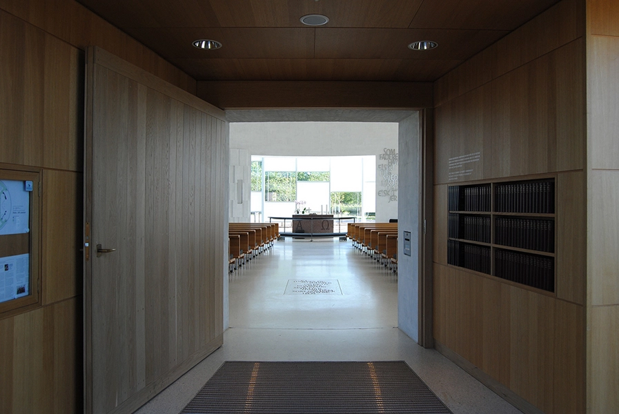 Helligtrekongers Kirke Kirkens våbenhus, med indgang til kirkerummet